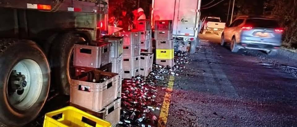 Camión cargado con cervezas se accidenta en Usulután