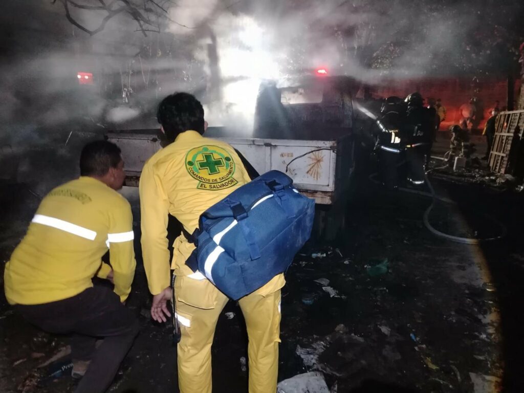 Camión es consumido por las llamas al interior de un taller en Sonsonate