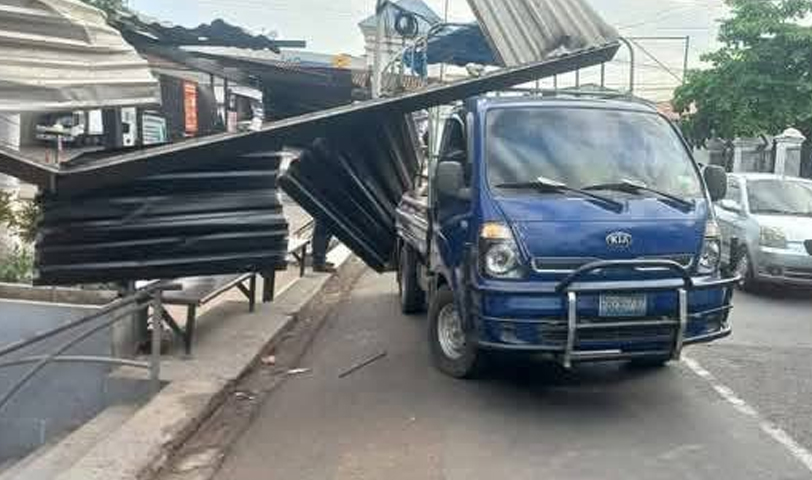 Sonsonate: Camioncito choca con caseta de autobuses, milagrosamente nadie resultó herido