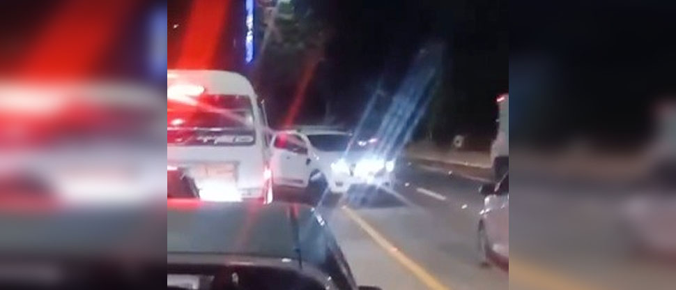 Denuncian a conductor que se aventó en sentido contrario en carretera a Comalapa