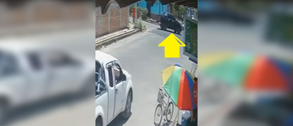 Captan el momento del choque entre un motociclista y vehículo en Chalatenango
