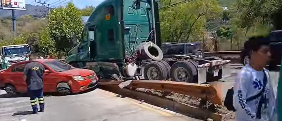 Choque entre rastra y vehículo provoca fuerte tráfico vehicular en carretera a Comalapa