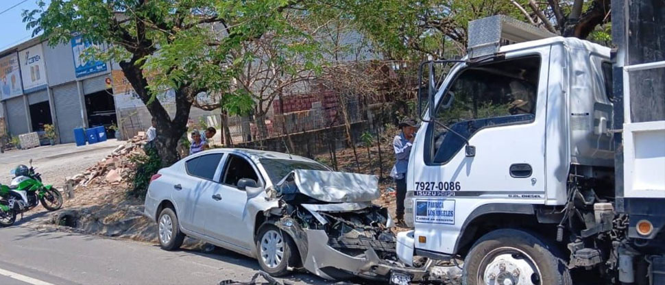 Reportan fuerte choque entre vehículo y camión en carretera Ruta Militar
