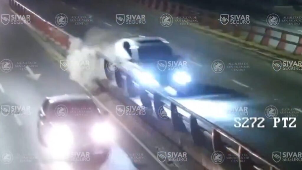 Impactante: automovilista pierde el control del vehículo y choca contra barras de seguridad en la 49