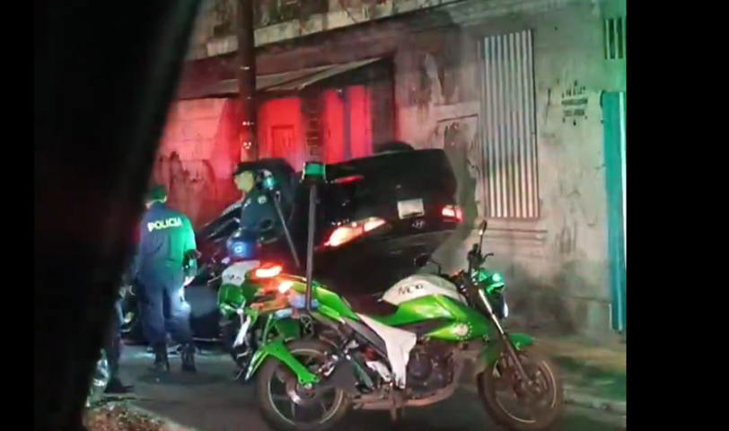 Conductor que circulaba a excesiva velocidad termina volcando en San Salvador