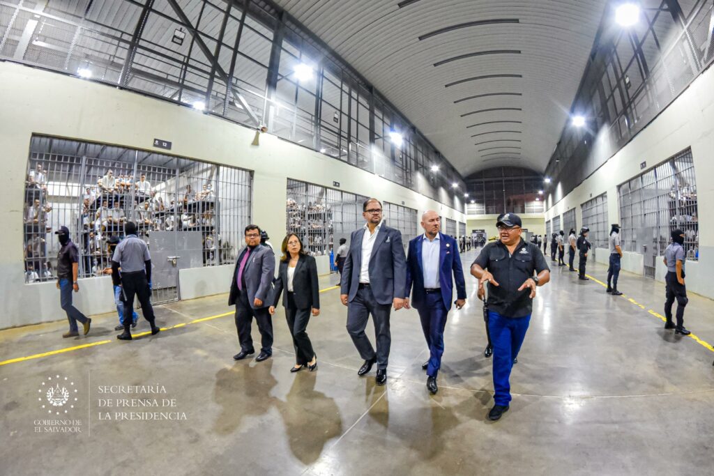 Funcionarios de Ecuador interesados en conocer las estrategias de seguridad de El Salvador, visitan el CECOT