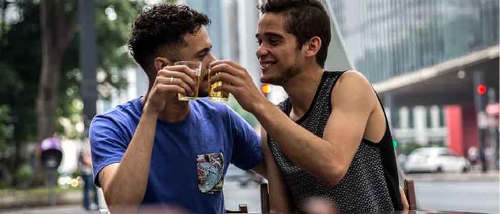 Hombres podrían sentirse atraídos por otros hombres cuando están ebrios, según estudio
