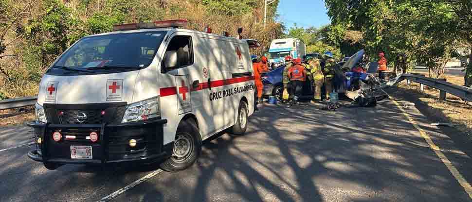 Rescatan a conductora que quedó atrapada en los hierros de su vehículo tras chocar
