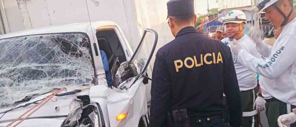 Rescatan a hombre que queda atrapado tras chocar su camión en Chalatenango