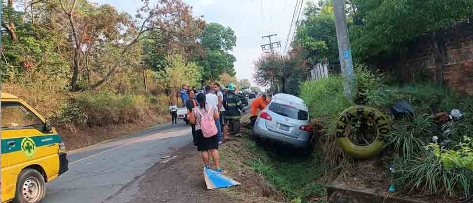 Conductora resulta lesionada tras perder el control e impactar contra autobús