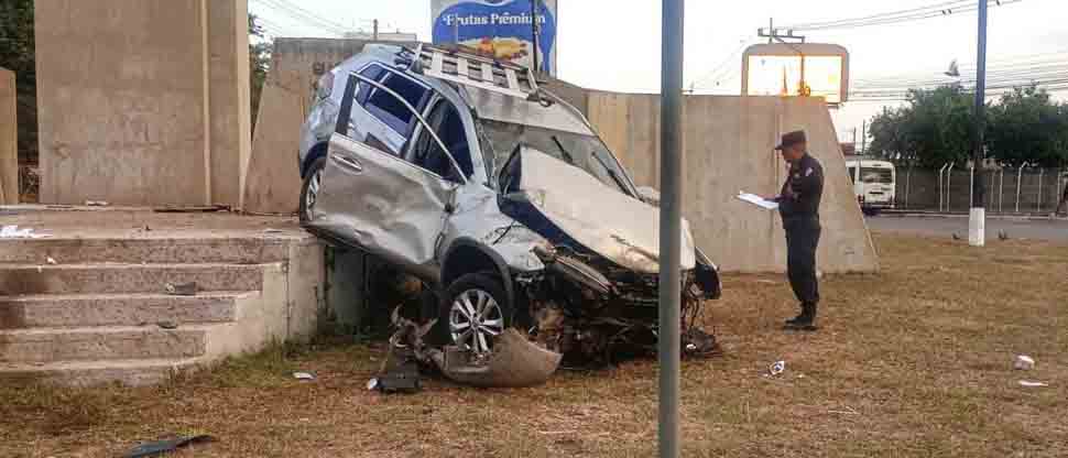 Conductor abandona su vehículo y a 6 pasajeros tras chocar en bulevar Constitución