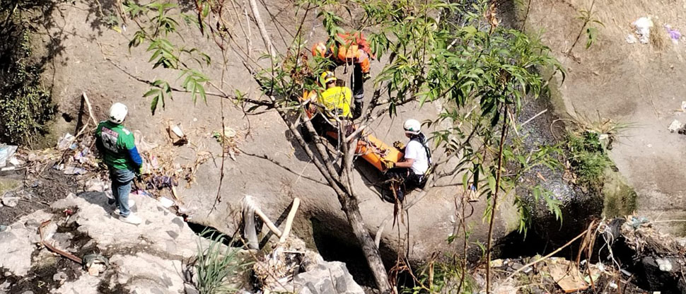 Comandos de salvamento realizó rescate vertical en una quebrada de mejicanos