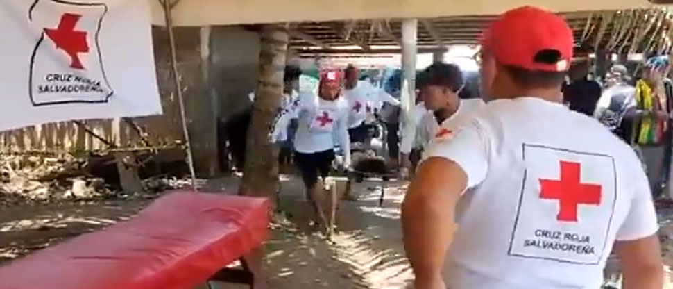 Guardavidas evitan una tragedia al rescatar a adulta mayor y dos menores en playa El Espino, Usulután