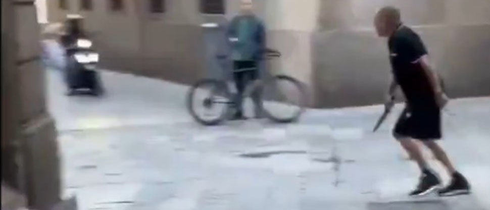 Hombre con cuchillo en mano causa pánico en Barcelona