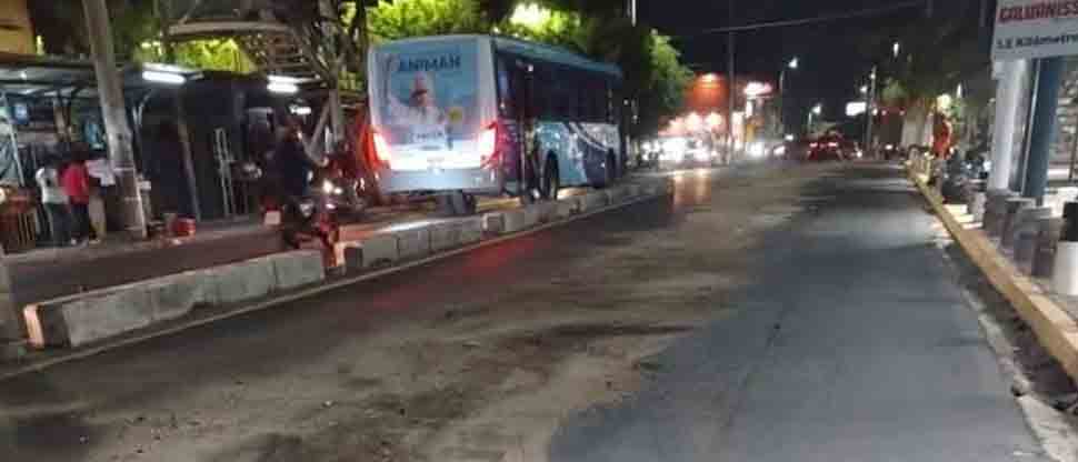 Bomberos ayuda a la habilitación de calle tras reportarse un derrame de aceite