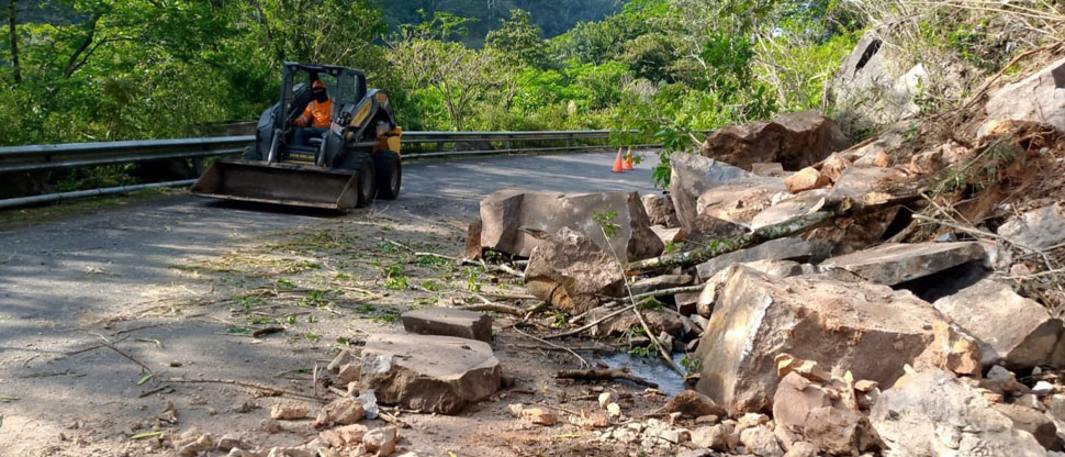 FOVIAL realiza trabajos de remoción de escombros en carretera a Jujutla, Ahuachapán