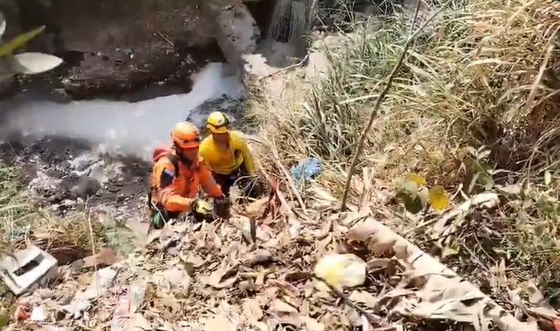 Rescatan a hombre que pasó más de tres días en el fondo de una barranca