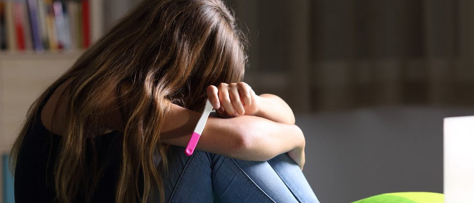 Adolescente de 13 años queda embarazada tras participar en juego grupal de la “Ruleta rusa”
