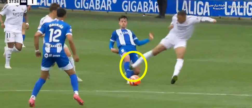 Esta fue la entrada de Kylian Mbappé que le costó la expulsión