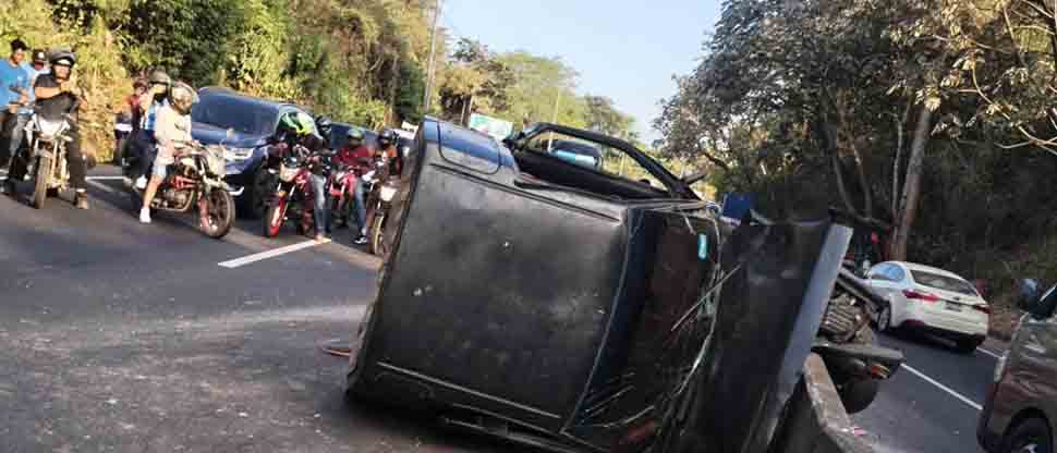 Fuerte choque genera caos vehicular en El Congo