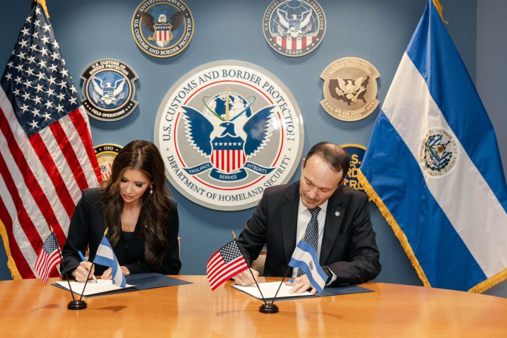 Firman convenio para que salvadoreños entren rápidamente a EE. UU. mediante programa Global Entry