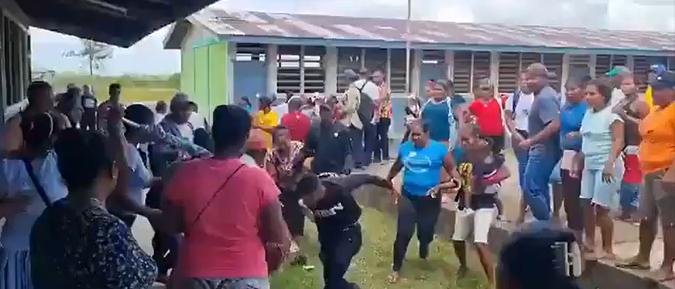 HONDURAS: maestros y padres de familia se van a los golpes tras protesta por falta de clases