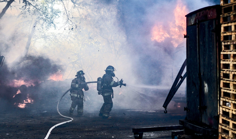 Emergencia controlada: Bomberos sofoca voraz incendio en un taller de Cuscatancingo