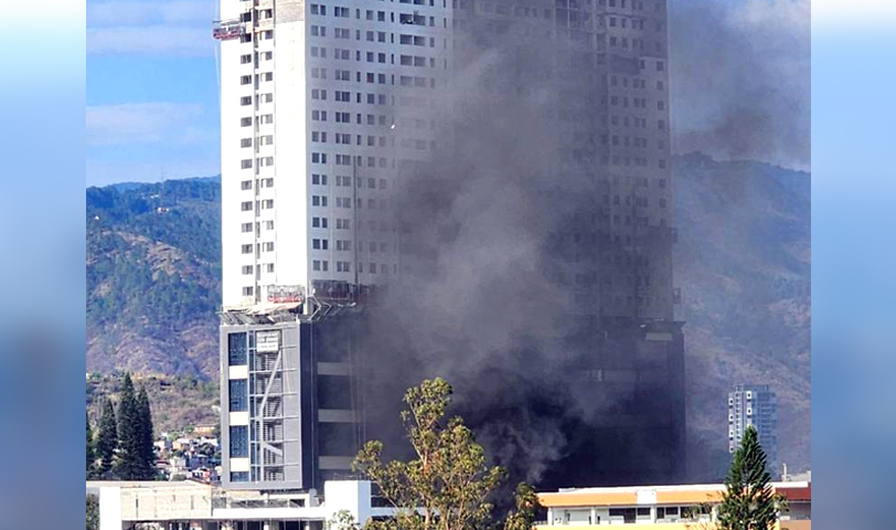Reportan incendio de grandes proporciones en edificio de Tegucigalpa, Honduras