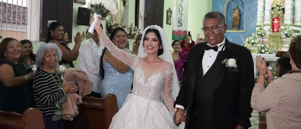 Isabel de 29 años y don Lino de 60 se casan por la iglesia católica