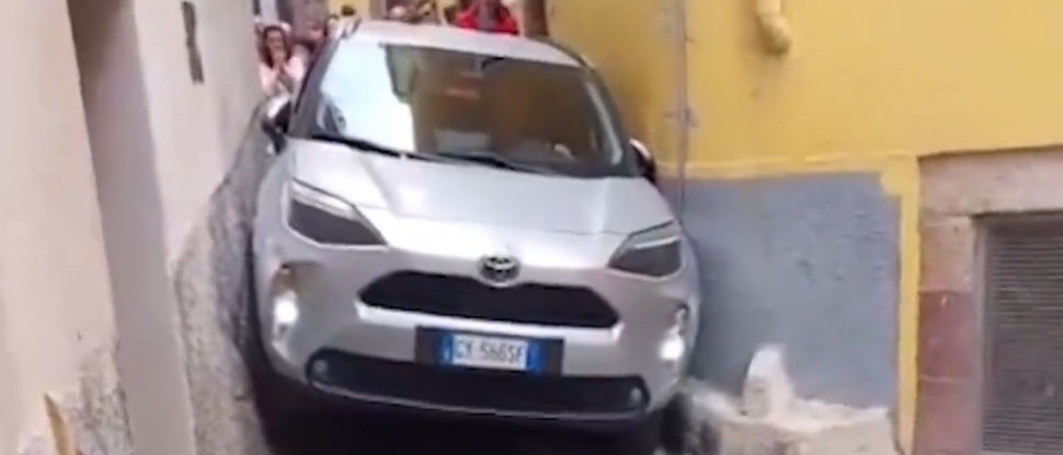 Turista queda atrapado en las estrechas calles de Italia y provoca enfado de los habitantes