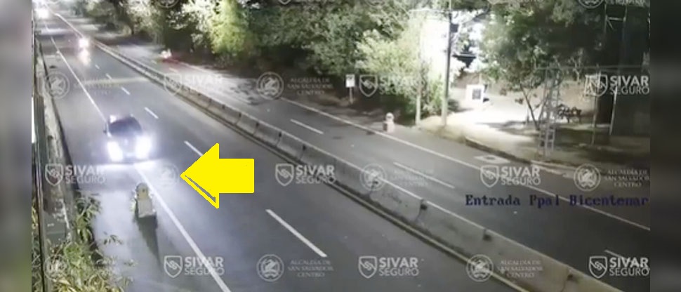 Captan momento cuando vehículo se sale de la vía y choca contra obstáculo en avenida Jerusalén