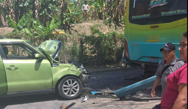 Conductor de Kia Soul se estrella con la parte trasera de un bus