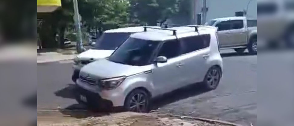 Dos vehículos Kia Soul chocan en Santa Ana