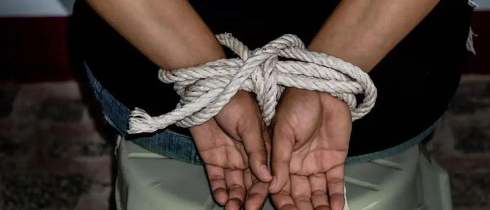 Honduras: cansados por la delincuencia, ciudadanos amarran a ladrón y lo entregan a la Policía