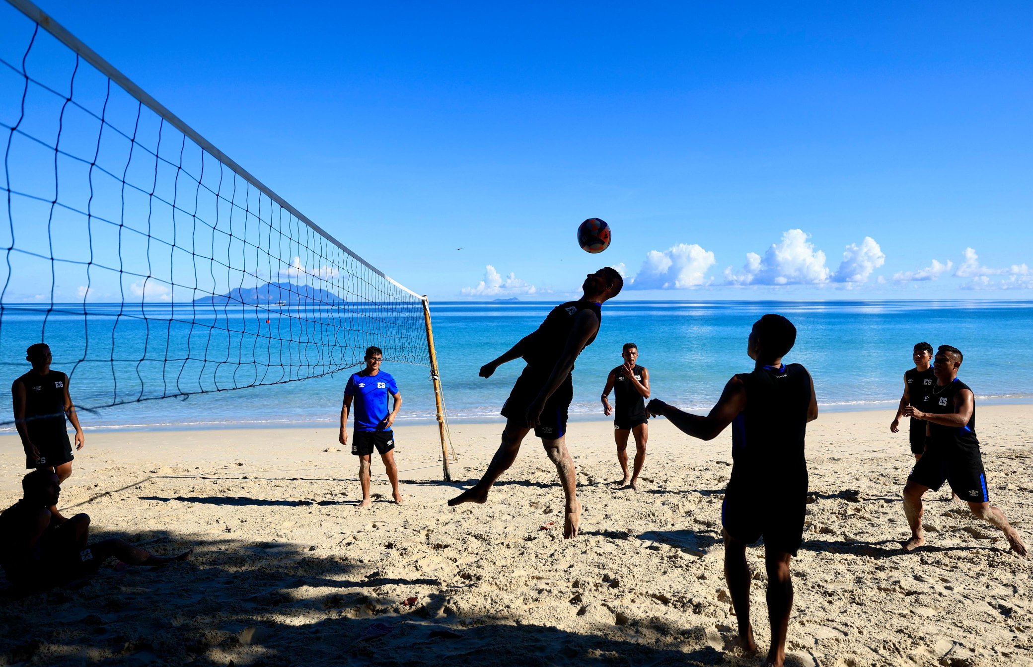 Selecta de playa realiza práctica de activación previo a su debut en el Mundial de Seychelles 2025
