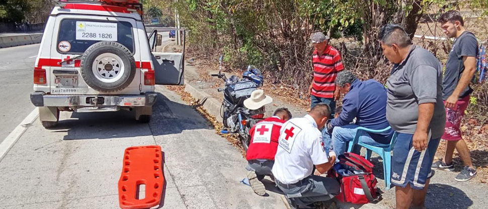 Mujer pierde el control de su moto y se accidenta en carretera al Puerto de La Libertad