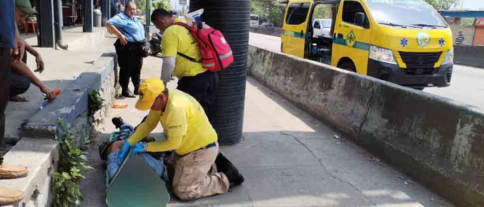 Motociclista de 61 años resulta lesionado tras deprenderse una de sus llantas