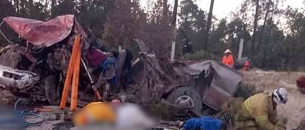 Al menos once fallecidos deja aparatoso accidente en Chihuahua, México