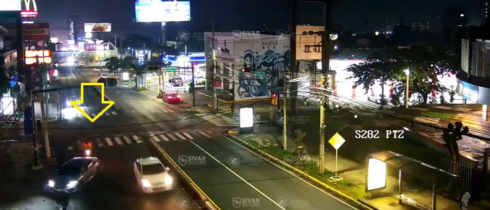 Captan momento cuando motociclista repartidor se accidenta en Paseo General Escalón