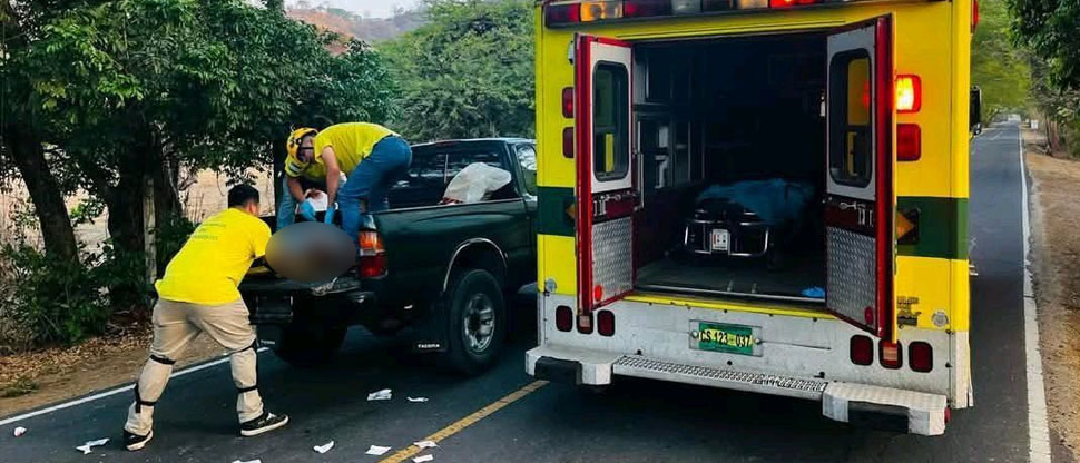 Auxilian a motociclista que chocó contra una acera en carretera a Cabañas