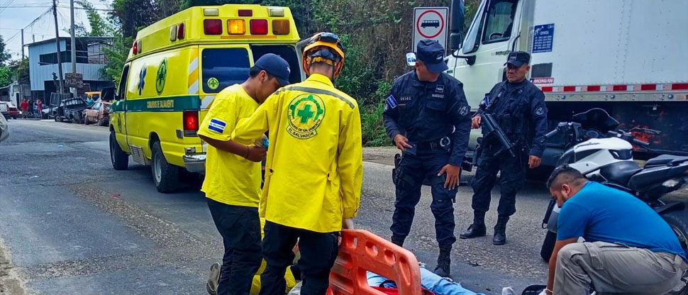 Fuerte accidente vial deja un motociclista lesionado en San Pedro Perulapán