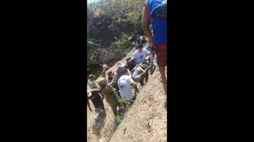 Rescatan a motociclista que cayó a una quebrada en Usulután