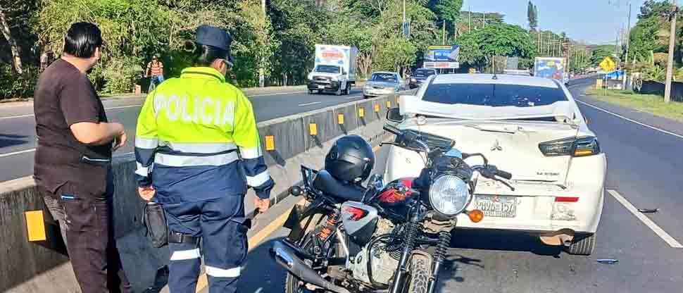 Motociclista resulta lesionado por no guardar la distancia debida al manejar