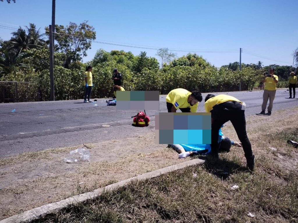 Motociclista y su acompañante fallecen al ser embestidos por una camioneta en La Paz
