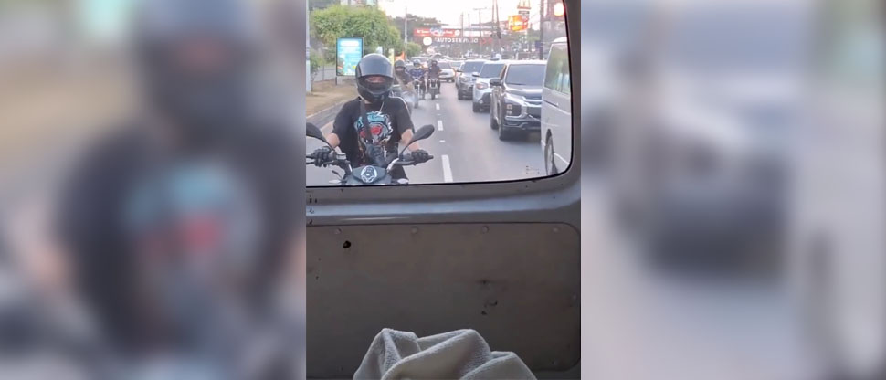 Denuncian a motociclistas que aprovechan emergencia de una ambulancia para avanzar en el tráfico