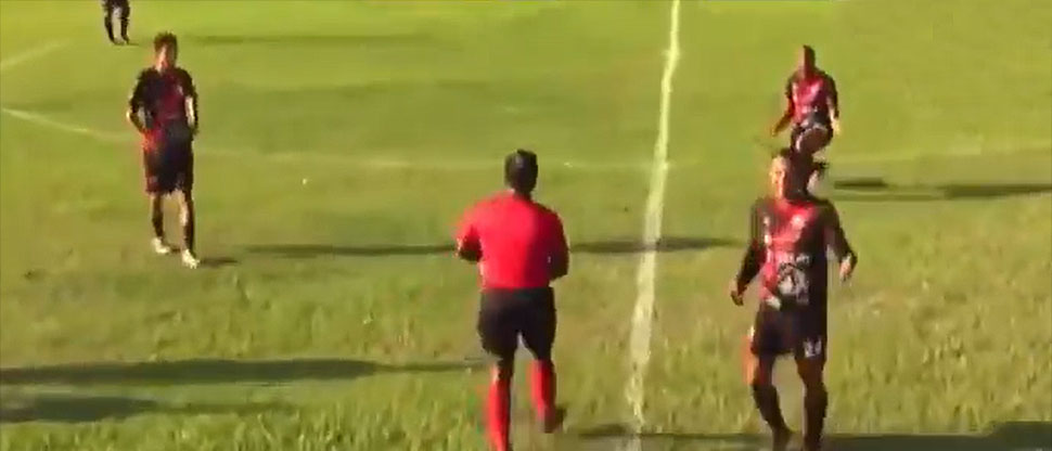 Expulsan a jugador por orinar dentro de la cancha durante partido de semifinales del fútbol salvadoreño