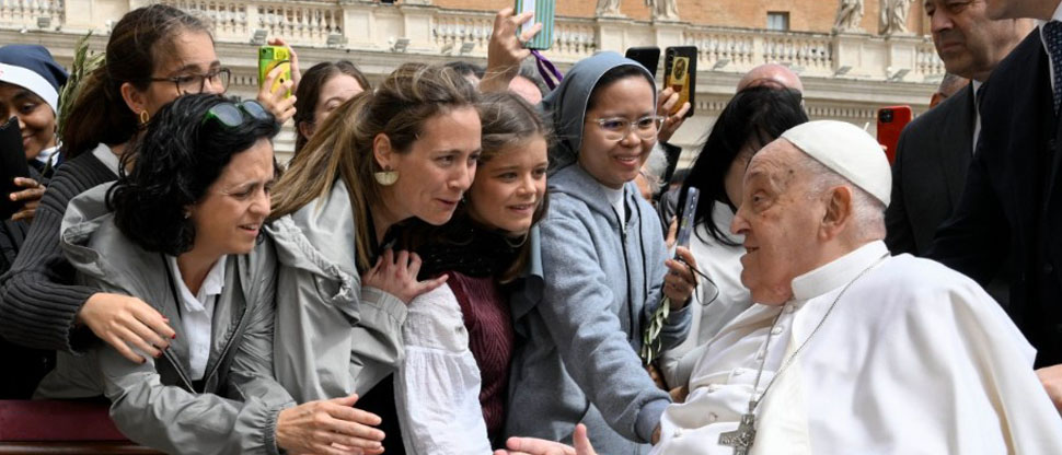 Papa Francisco reaparece entre la multitud en la plaza de San Pedro
