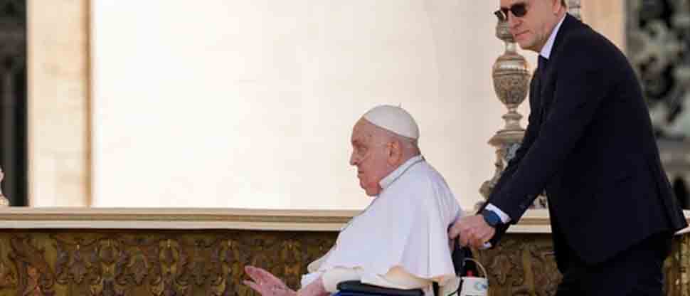 Papa Francisco aparece este domingo en la plaza de San Pedro