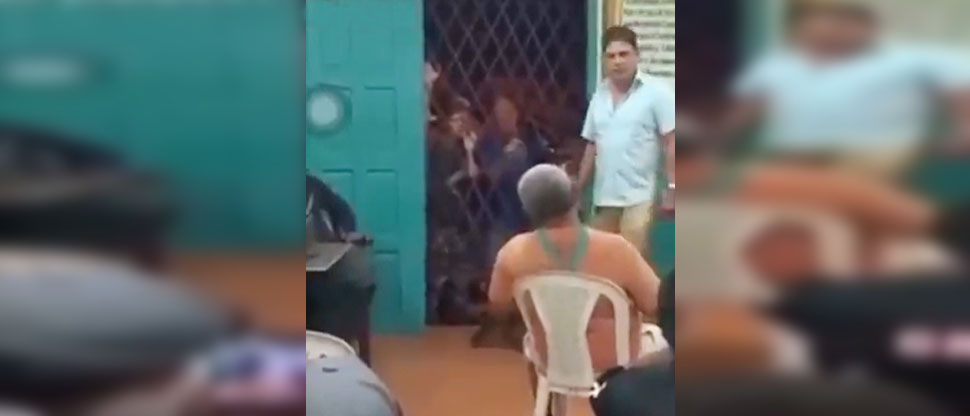 Pastor desata su furia contra miembro de la congregación que se niega a dar el diezmo