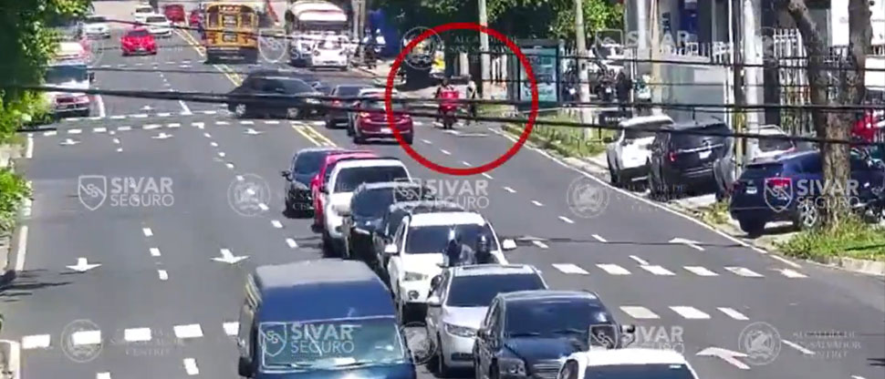 Peatón casi es arrollado por imprudente conductor que ocasionó un accidente